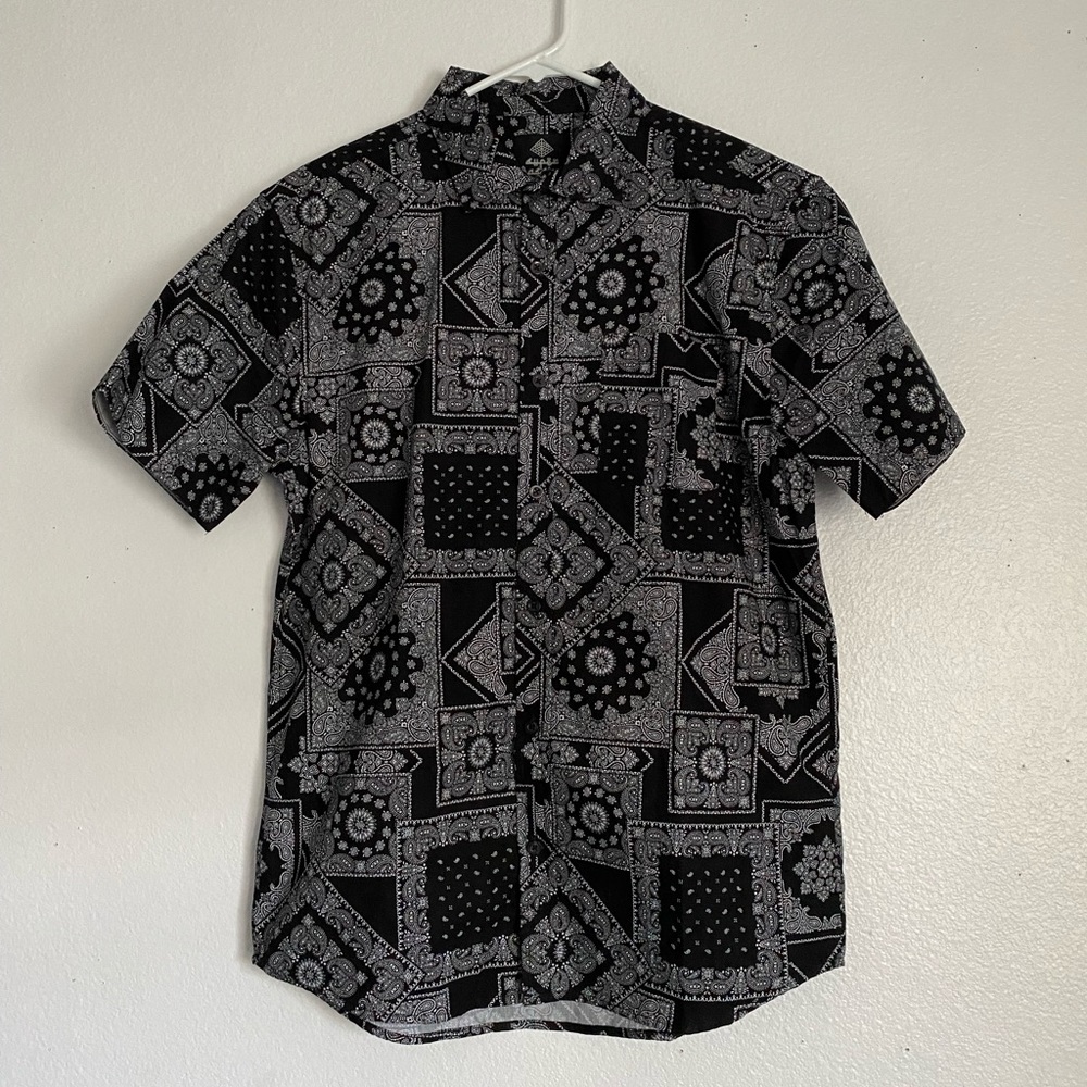 TILLY’S Paisley Button Up. Men’s Medium